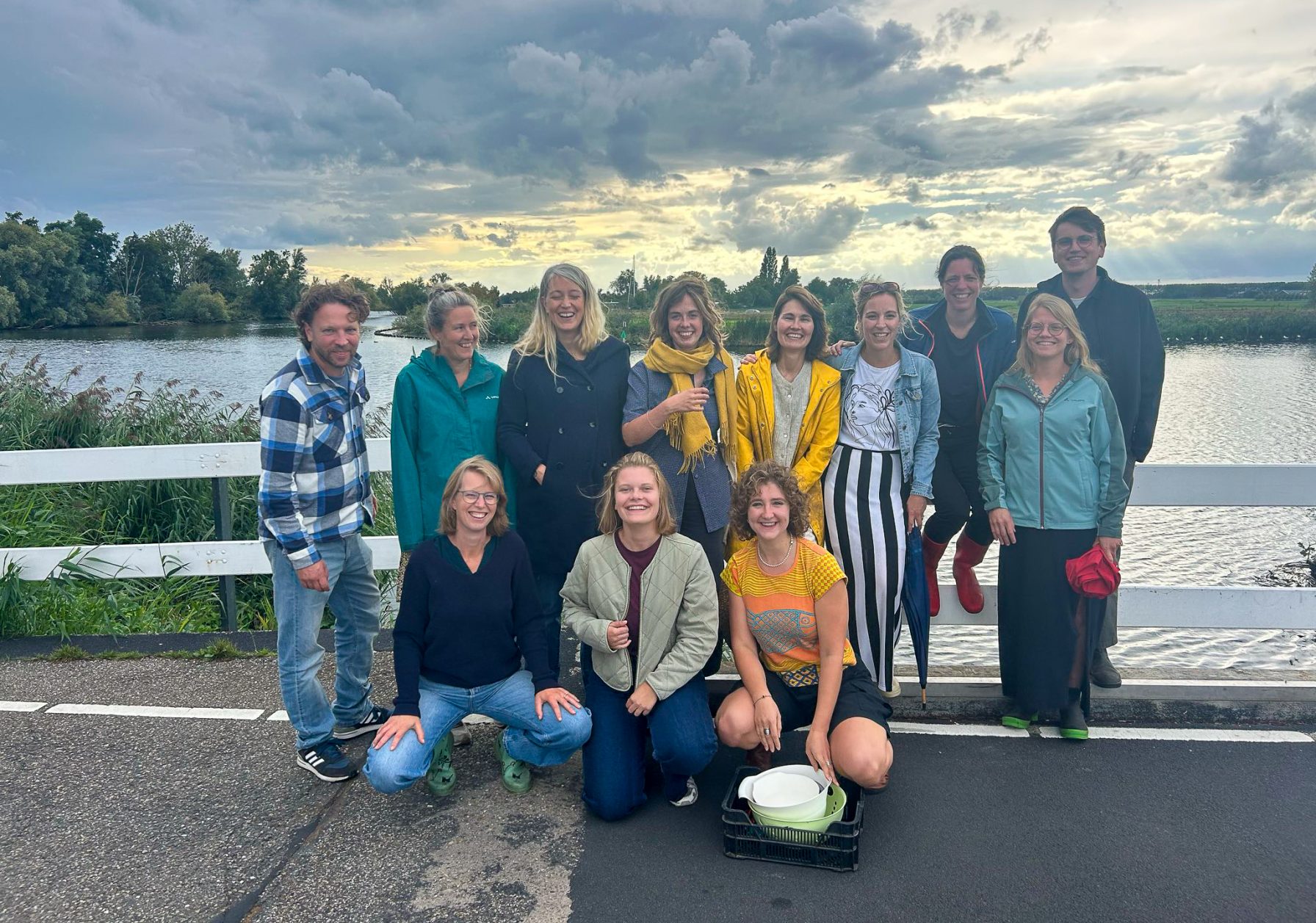 Team van Leren voor Morgen samen tijdens een teamuitje in de natuur, symbool voor de duurzame en betrokken manier waarop de organisatie werkt en samen keuzes maakt.