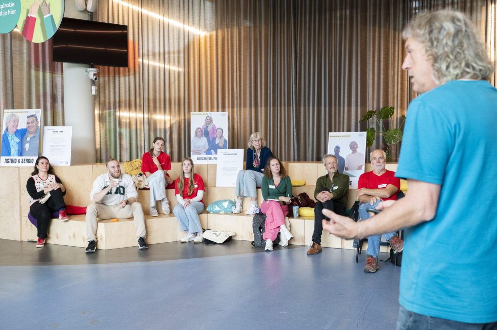 Spreker van Teachers for Climate vertelt tijdens een bijeenkomst over het opzetten van docentennetwerken die bijdragen aan leven lang ontwikkelen.