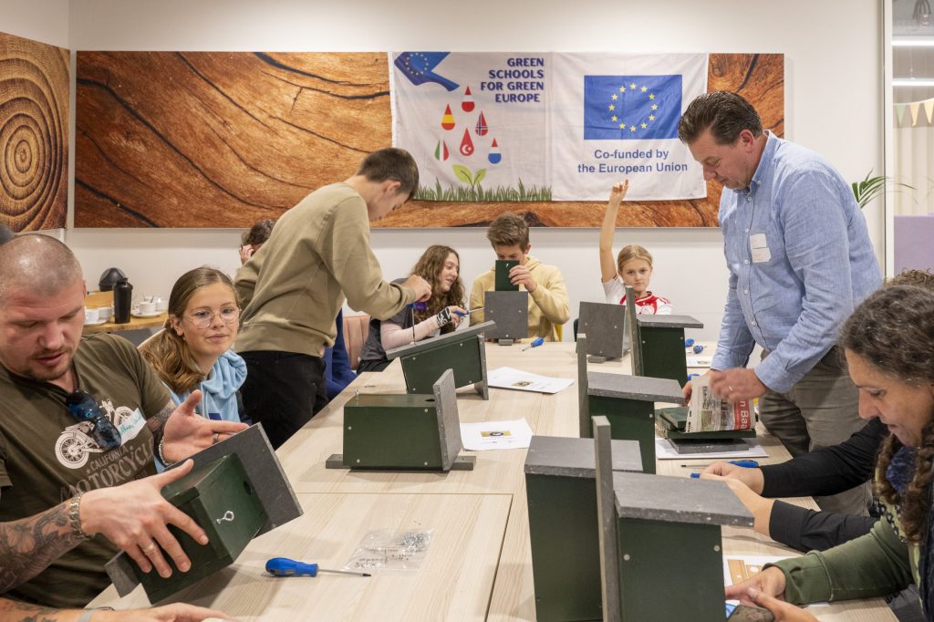 Leerlingen en docenten bouwen vogelhuisjes tijdens een workshop van Green Schools for Green Europe op het Duurzaamheidsfestival 2025.