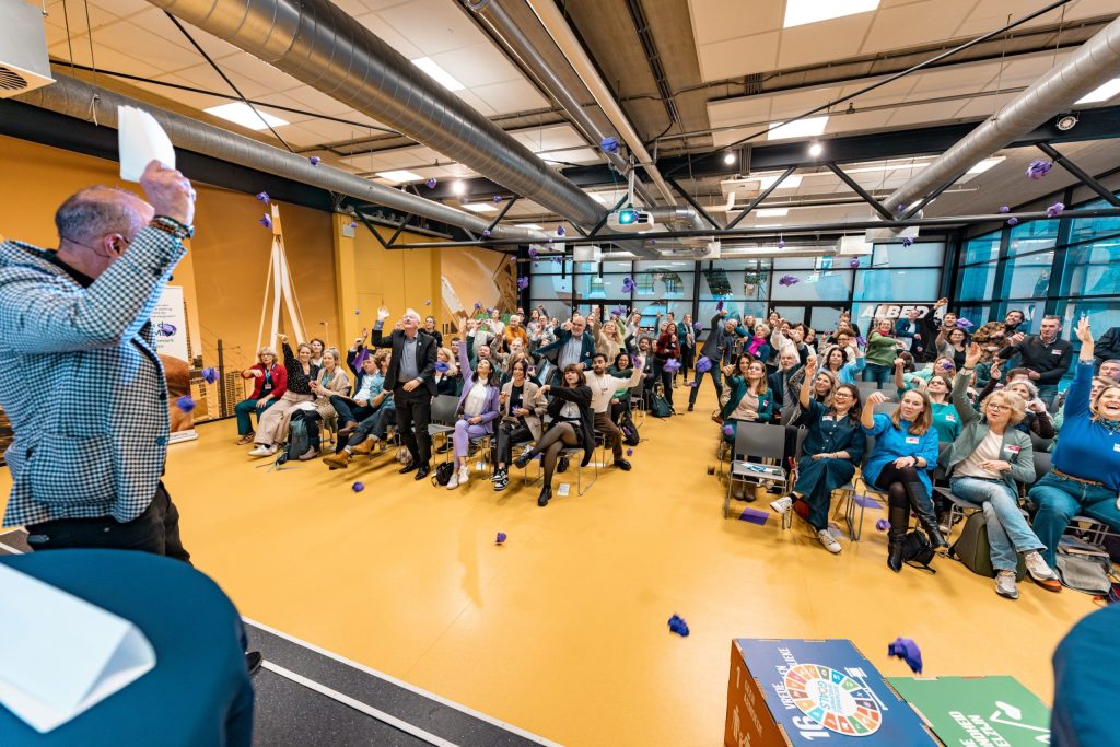 Deelnemers nemen actief deel aan een bijeenkomst over duurzaam onderwijs, een van de evenementen in de agenda van Leren voor Morgen