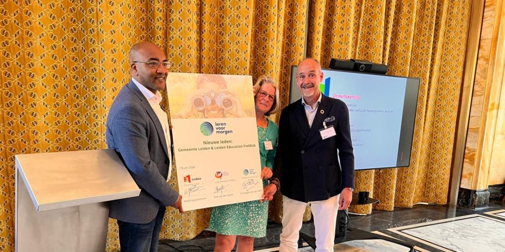 Vertegenwoordigers van Gemeente Leiden, Leiden Education Fieldlab en Leren voor Morgen ondertekenen het lidmaatschap van het netwerk voor duurzaam onderwijs.