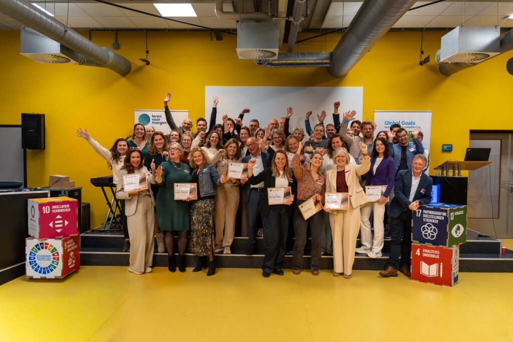 Groepsfoto van alle deelnemers aan de SustainaBul MBO 2025 tijdens het symposium Duurzaam Denken en Doen, een netwerkbijeenkomst over duurzaam onderwijs.